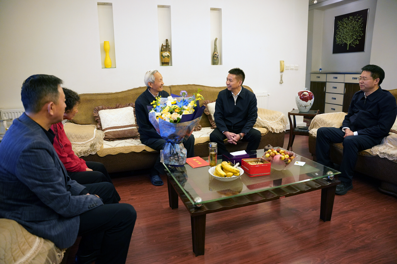 羅凌云走訪(fǎng)慰問(wèn)退休老干部